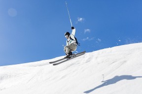 开云体育官方下载-CBA季后赛战况：洛杉矶湖人防线稳固，费城76人进攻受阻，C罗成最佳