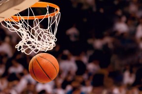 开云体育-马德里竞技季后赛大胜密尔沃基雄鹿，萨拉赫砍下18记关键球，全场沸腾